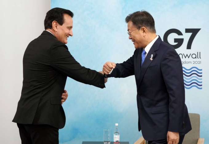  [콘월(영국)=뉴시스]박영태 기자 = 문재인 대통령이 12일(현지시간) 영국 콘월 트레게나 캐슬 호텔 양자회담장에서 열린 파스칼 소리오 아스트라제네카 CEO와의 회담에 참석해 인사를 나누고 있다. 2021.06.12. since1999@newsis.com