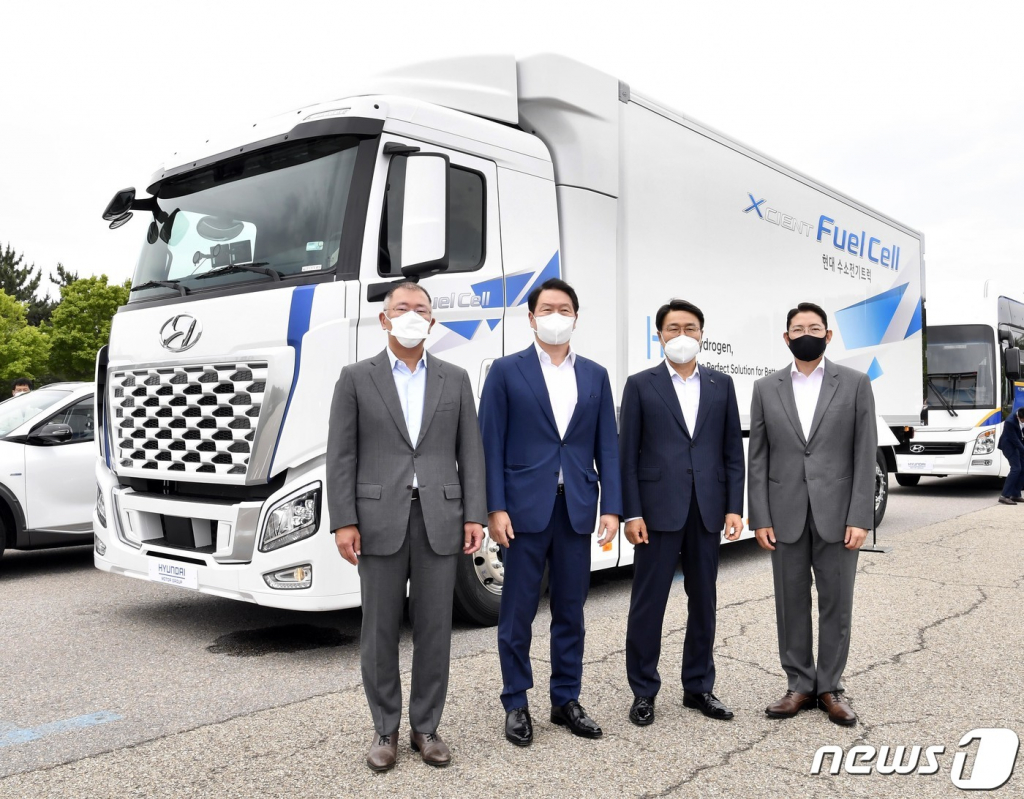 (서울=뉴스1) = 정의선 현대차그룹 회장(왼쪽부터), 최태원 SK그룹 회장, 최정우 포스코그룹 회장, 조현준 효성그룹 회장이 10일 경기도 화성시 현대자동차·기아 기술연구소에서 수소기업협의체 설립 논의 후 기념촬영을 하고 있다.  수소기업협의체는 CEO 협의체 형태로 운영되며 정기 총회 및 포럼 개최를 통해 국내 기업의 투자 촉진을 유도하고 수소산업 밸류체인 확대를 추진한다. 이를 통해 수소사회 구현 및 탄소중립 실현에 적극 기여한다는 목표다. (현대차그룹 제공) 2021.6.10/뉴스1  