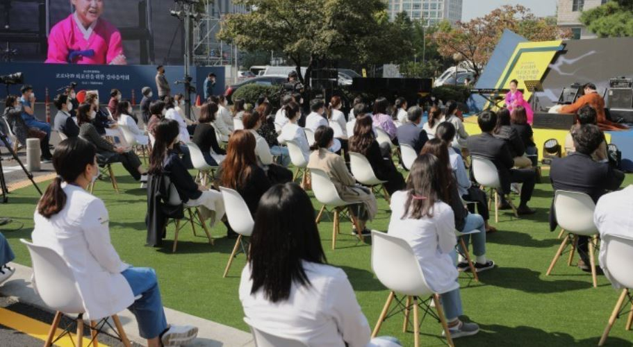 한 기업이 코로나19 극복을 위해 노력하는 의료진을 위해 개최한 음악회에서 의료진들이 공연을 관람하고 있다./사진=머니투데이DB