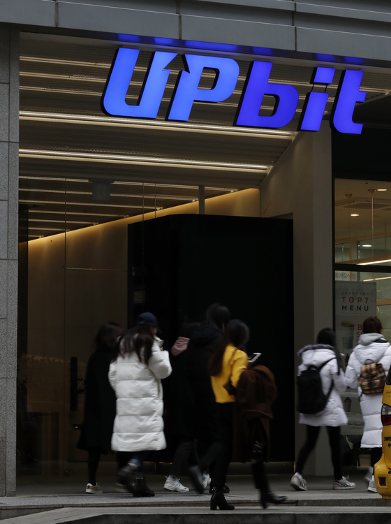 (서울=뉴스1) 이승배 기자 = 검찰이 21일 국내 암호화폐(가상화폐)사이트 '업비트' 주요 경영진 3명을 허위계정, 허위주문으로 시세를 조작해 1,400억원을 편취한 혐의로 불구속 기소했다. 검찰이 추정하는 허위주문 합계는 254조원에 달한다. 한편 업비트측은 허위로 매수매도 계약을 촉발시켜 거래량을 늘리는 이른바 '자진거래'는 개장 초기 마케팅 차원에서 진행했다고 밝히고 거래량도 4조원에 불과하다고 주장하고 있다. 사진은 이날 오후 서울 강남구 업비트 본사. 2018.12.21/뉴스1  