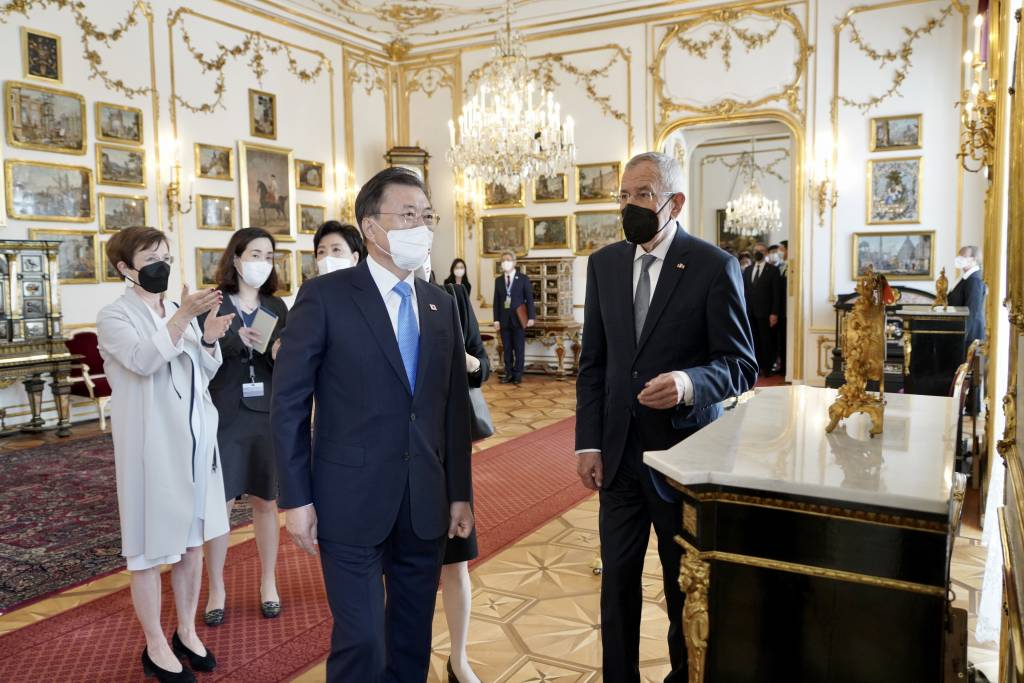  [비엔나(오스트리아)=뉴시스]박영태 기자 = 오스트리아를 국빈 방문중인 문재인 대통령과 김정숙 여사가 14일(현지시간) 오스트리아 비엔나 호프부르크궁에서 열린 환담에 참석하며 내부 설명을 듣고 있다. 2021.06.14. since1999@newsis.com