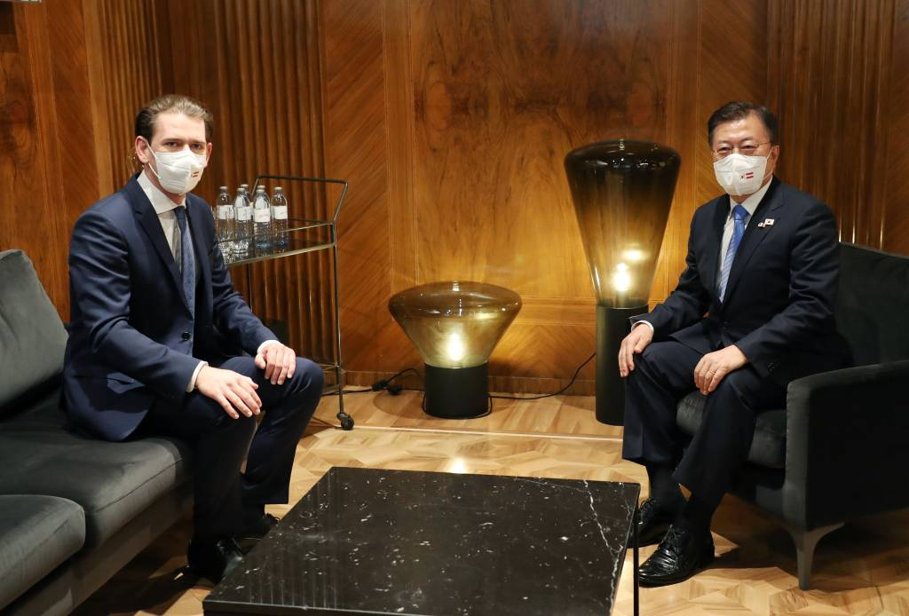  [비엔나(오스트리아)=뉴시스]박영태 기자 = 오스트리아를 국빈 방문중인 문재인 대통령이 14일(현지시간) 비엔나 총리실에서 제바스티안 쿠르츠 총리와 확대회담에 앞서 환담하고 있다. 2021.06.14. since1999@newsis.com