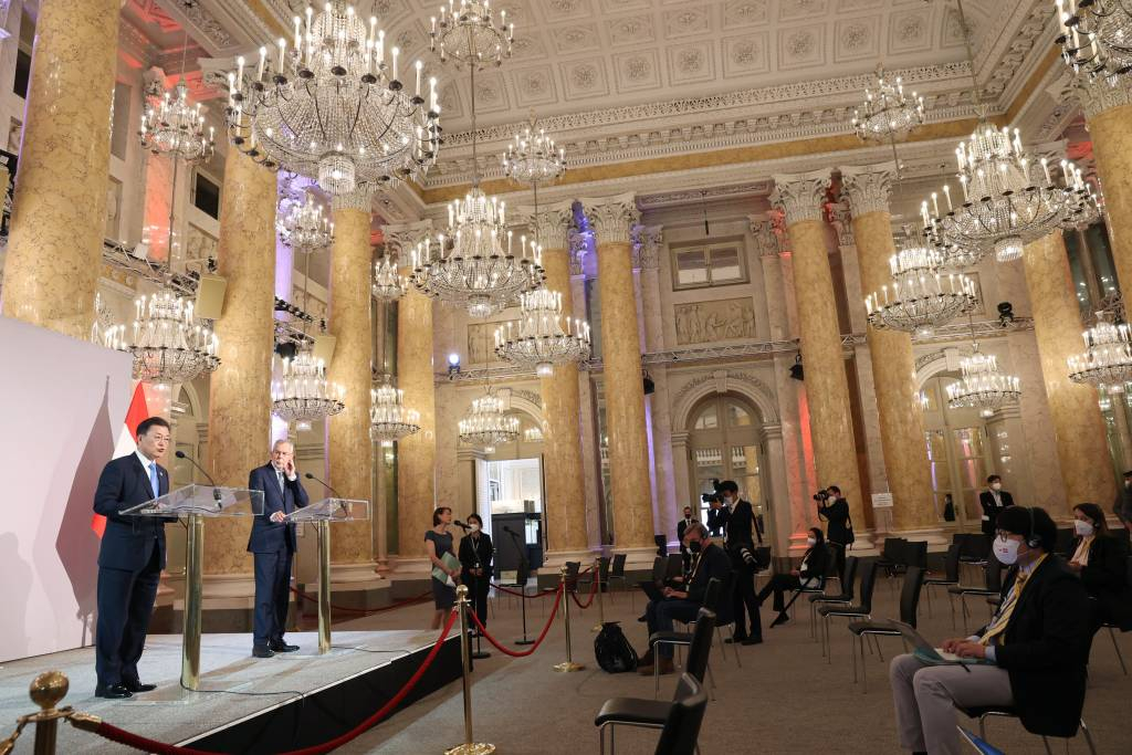  [비엔나(오스트리아)=뉴시스]박영태 기자 = 오스트리아를 국빈 방문중인 문재인 대통령이 14일(현지시간) 비엔나 호프부르크궁에서 알렉산더 판 데어 벨렌 대통령과 정상회담을 마친 뒤 공동기자회견을 하고 있다. 2021.06.14. since1999@newsis.com