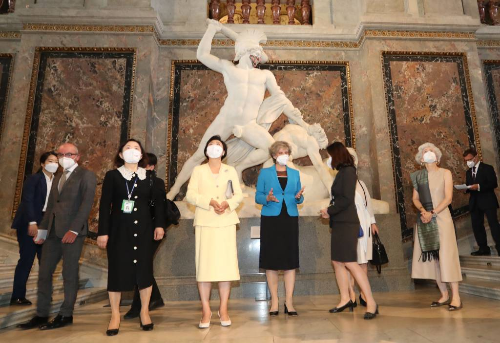  [비엔나(오스트리아)=뉴시스]박영태 기자 = 오스트리아를 국빈 방문중인 김정숙 여사가 14일(현지시간) 오스트리아 비엔나 미술사박물관을 방문, 특별전시회를 관람하고 있다. 2021.06.14. since1999@newsis.com