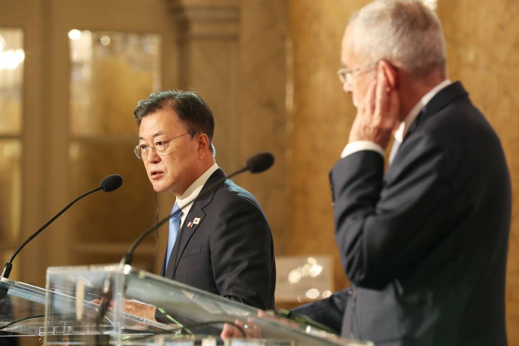  [비엔나(오스트리아)=뉴시스]박영태 기자 = 오스트리아를 국빈 방문중인 문재인 대통령이 14일(현지시간) 비엔나 호프부르크궁에서 알렉산더 판 데어 벨렌 대통령과 정상회담을 마친 뒤 공동기자회견을 하고 있다. 2021.06.14. since1999@newsis.com