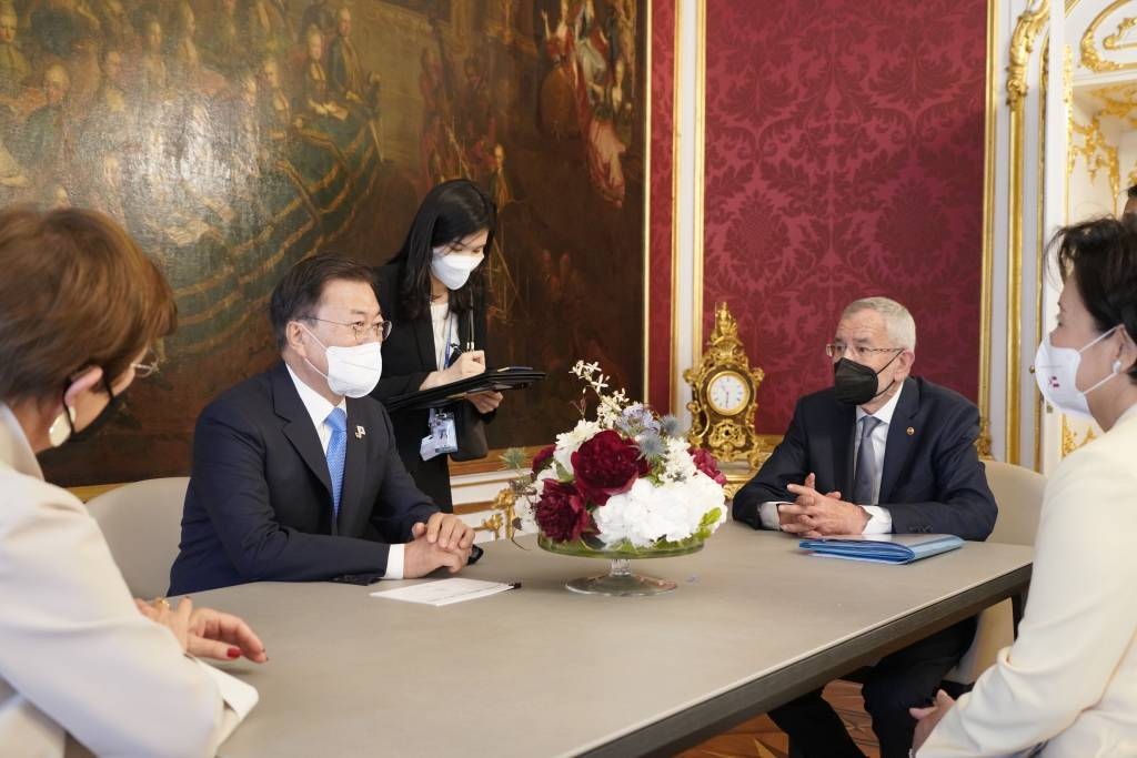  [비엔나(오스트리아)=뉴시스]박영태 기자 = 오스트리아를 국빈 방문중인 문재인 대통령이 14일(현지시간) 비엔나 호프부르크궁에서 알렉산더 판 데어 벨렌 대통령과 사전환담을 하고 있다. 2021.06.14. since1999@newsis.com