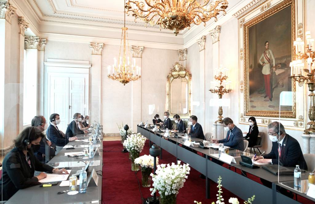  [비엔나(오스트리아)=뉴시스]박영태 기자 = 오스트리아를 국빈 방문중인 문재인 대통령이 14일(현지시간) 오스트리아 비엔나 총리실에서 열린 제바스티안 쿠르츠 총리와 회담을 하고 있다. 2021.06.14. since1999@newsis.com