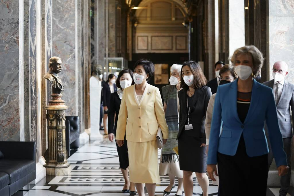  [비엔나(오스트리아)=뉴시스]박영태 기자 = 오스트리아를 국빈 방문중인 김정숙 여사가 14일 오전(현지시각) 오스트리아 비엔나 미술사 박물관 전시품을 관람하고 있다. 2021.06.14. since1999@newsis.com