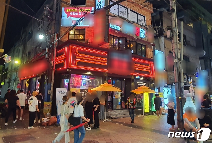 '밤 12시까지 실내영업'이 허용된 첫날 14일 부산 부산진구 서면의 술집 거리.2021.6.14/© 뉴스1 노경민 기자