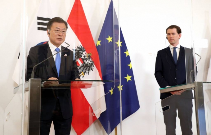  [비엔나(오스트리아)=뉴시스]박영태 기자 = 오스트리아를 국빈 방문중인 문재인 대통령이 14일(현지시간) 오스트리아 비엔나 총리실에서 제바스티안 쿠르츠 총리와의 공동기자회견을 하고 있다. 2021.06.14. since1999@newsis.com