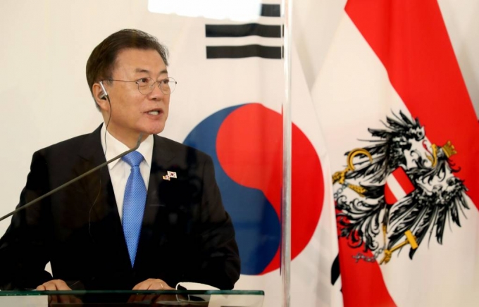  [비엔나(오스트리아)=뉴시스]박영태 기자 = 오스트리아를 국빈 방문중인 문재인 대통령이 14일(현지시간) 오스트리아 비엔나 총리실에서 제바스티안 쿠르츠 총리와의 공동기자회견을 하고 있다. 2021.06.14. since1999@newsis.com