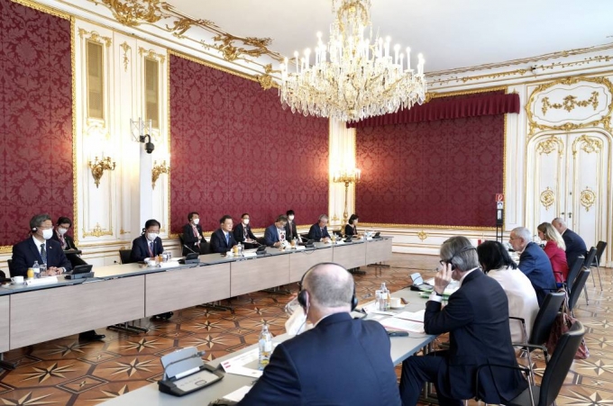  [비엔나(오스트리아)=뉴시스]박영태 기자 = 오스트리아를 국빈 방문중인 문재인 대통령이 14일(현지시간) 오스트리아 비엔나 호프부르크궁에서 알렉산더 판 데어 벨렌 대통령과 정상회담을 하고 있다. 2021.06.14. since1999@newsis.com