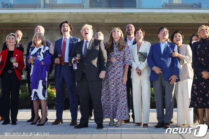 G7 정상회의 참석차 영국을 방문중인 문재인 대통령이 12일(현지시간) 영국 콘월 카비스베이에서 참가국 정상 내외들과 영국 특수비행팀 '레드 애로우'의 G7 정상회의 축하 비행을 관람하고 있다.(청와대 페이스북) 2021.6.13/뉴스1