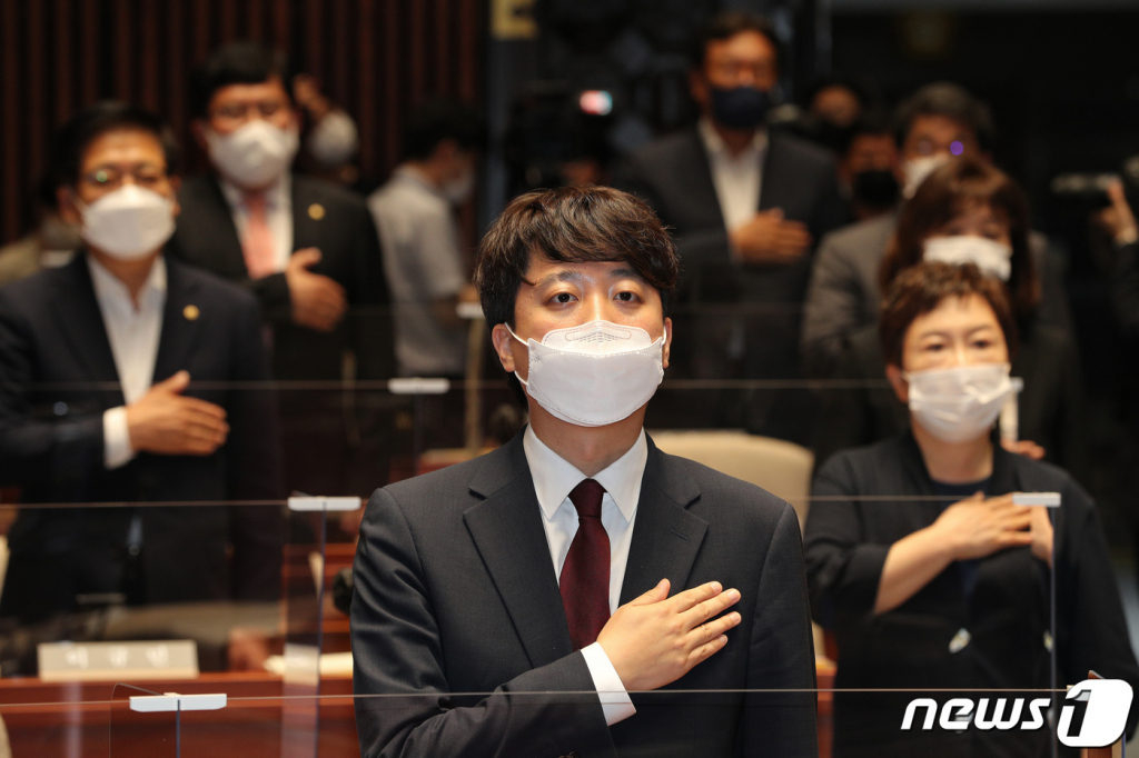 이준석 국민의힘 신임 당대표가 14일 오후 국회 예결위 회의장에서 열린 의원총회에 앞서 국민의례를 하고 있다. /사진=뉴스1