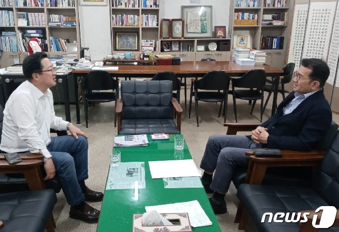 국민의힘 이장우(왼쪽) 대전 동구 당협위원장이 지난 14일 동구 중동 자신의 사무실에서 뉴스1 대전충남취재본부 백운석 국장과 대화를 나누고 있다. 최 일 기자 ©뉴스1