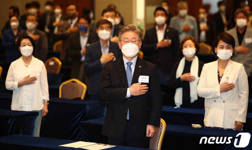 이재명 경기도지사가 15일 오후 서울 용산구 백범 김구 기념관에서 열린 '민주평화광장·성공포럼 공동 토론회'에 참석해 국민의례 하고 있다. /사진=뉴스1