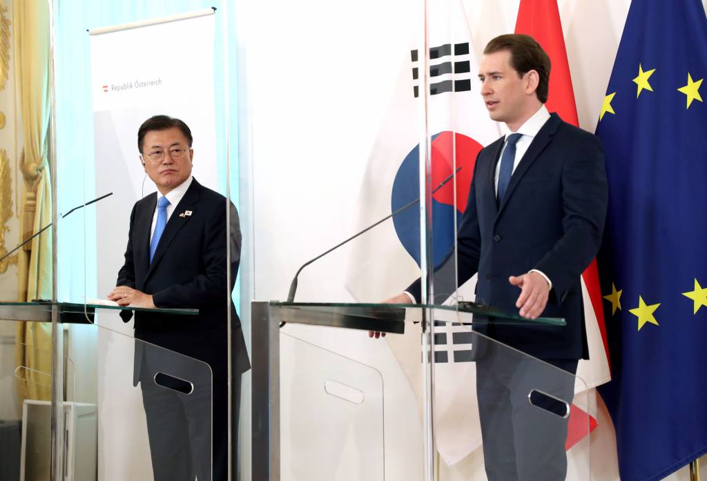  [비엔나(오스트리아)=뉴시스]박영태 기자 = 오스트리아를 국빈 방문중인 문재인 대통령이 14일(현지시간) 오스트리아 비엔나 총리실에서 제바스티안 쿠르츠 총리와의 공동기자회견을 하고 있다. 2021.06.14. since1999@newsis.com