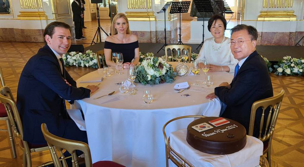  [비엔나(오스트리아)=뉴시스]박영태 기자 = 오스트리아를 국빈 방문 중인 문재인 대통령과 김정숙 여사가 14일(현지시간) 비엔나 쇤브룬궁 1층 ‘그로세 갈레리에’(Große Galerie)에서 열린 오스트리아 제바스티안 쿠르츠 총리 주최 오찬에 참석해 있다. (사진=청와대 제공) 2021.06.15. photo@newsis.com *재판매 및 DB 금지