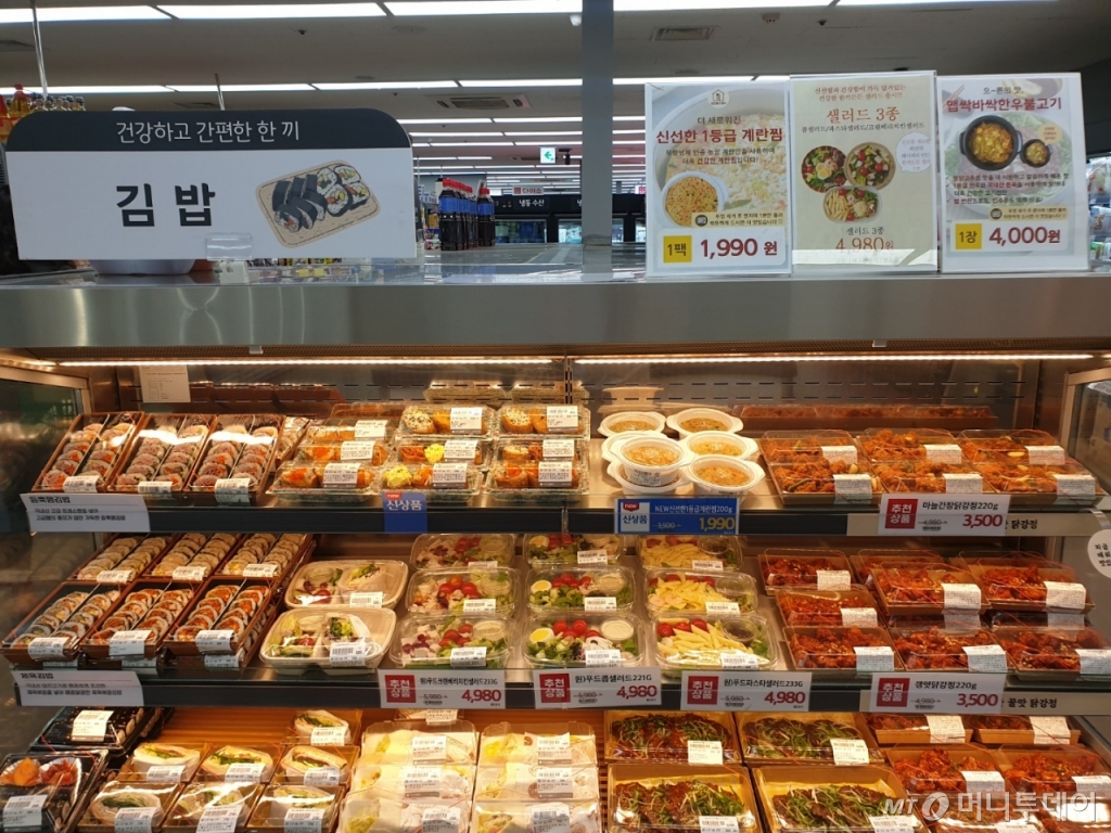 17일 오전 서울 서대문구 홍제동 롯데프레시앤델리 홍제점 델리코너 중 김밥 진열대. /사진=이재은 기자