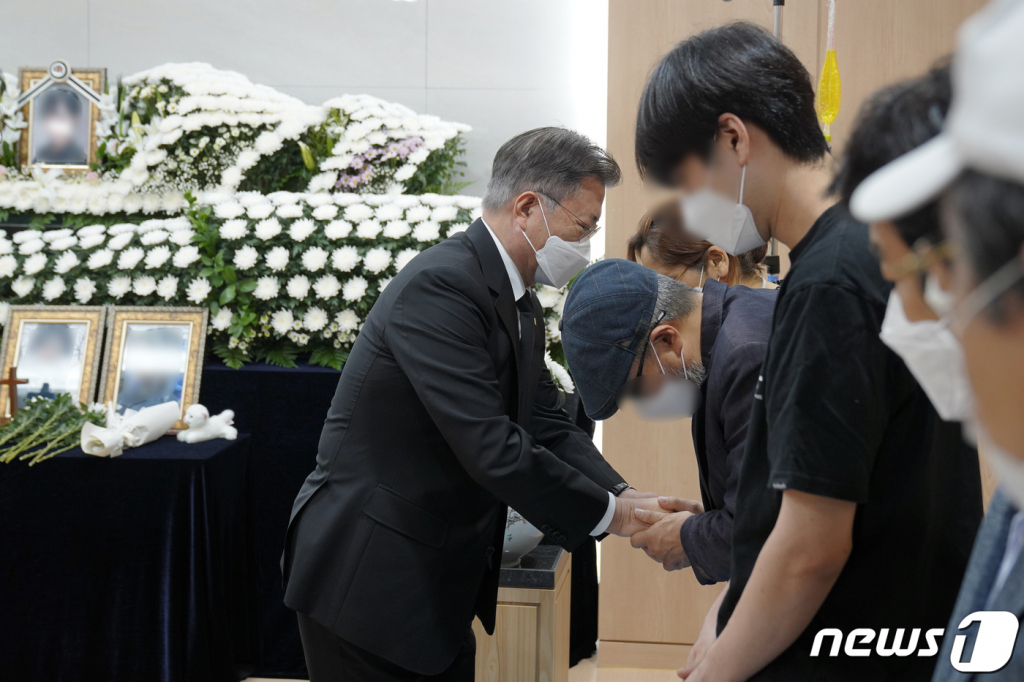 (서울=뉴스1) = 문재인 대통령이 6일 오후 경기도 성남 국군수도병원에 마련된 이 모 부사관의 추모소를 찾아 추모한 뒤 유족을 위로하고 있다. (청와대 제공) 2021.6.6/뉴스1