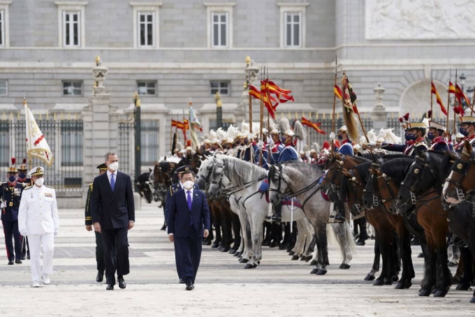  [마드리드(스페인)=뉴시스]박영태 기자 = 스페인을 국빈 방문 중인 문재인 대통령이 15일(현지시간) 스페인 마드리드왕궁에서 열린 공식 환영식에 참석해 펠리페 6세 스페인 국왕과 함께 의장대 사열을 받고 있다. 2021.06.16. since1999@newsis.com