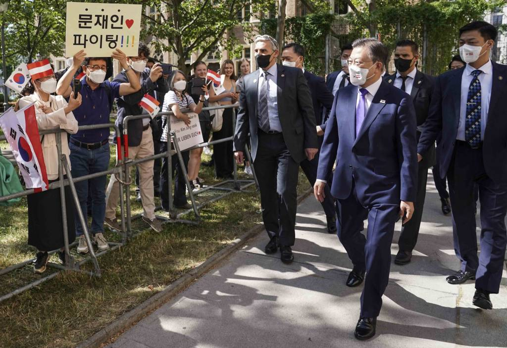  [비엔나(오스트리아)=뉴시스]박영태 기자 = 오스트리아를 국빈 방문 중인 문재인 대통령이 15일(현지시간) 오스트리아 비엔나에서 숙소를 나서며 교민들의 환송을 받고 있다. 2021.06.15. since1999@newsis.com