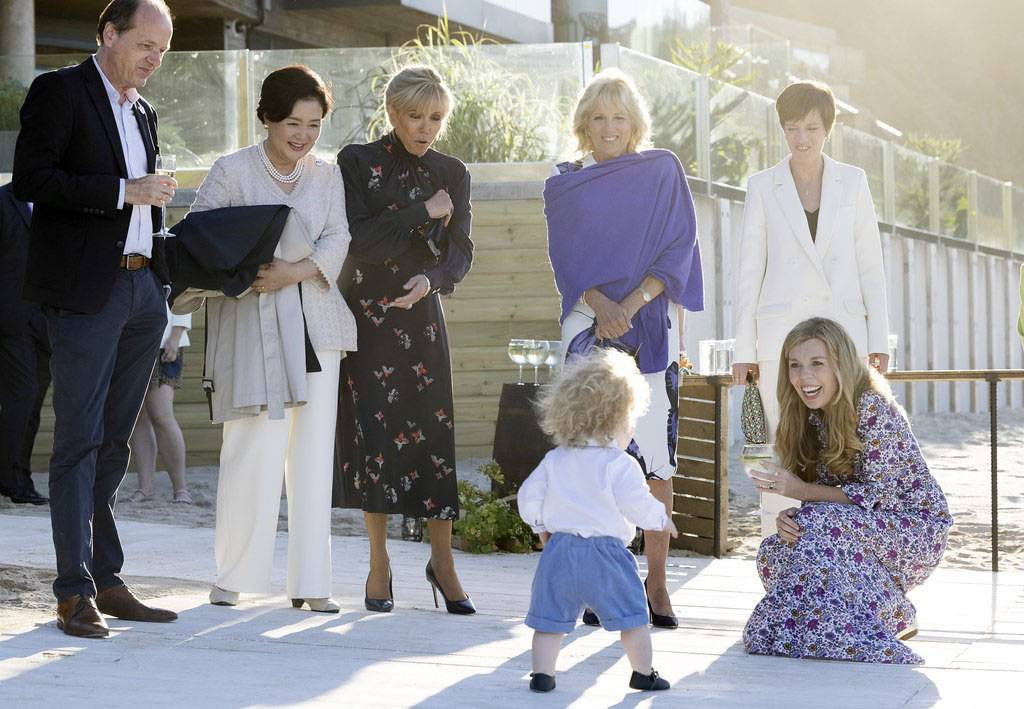  [콘월(영국)=뉴시스]박영태 기자 = 문재인 대통령 부인 김정숙 여사가 12일(현지시간) 영국 콘월 미낙극장에서 열린 G7 정상회의 배우자 프로그램에서 참가국 정상 배우자들과 함께 영국 보리스 존슨 총리의 부인 캐리 존슨 여사와 아들을 만나고 있다. 2021.06.13. (사진=영국 총리실 제공) photo@newsis.com *재판매 및 DB 금지