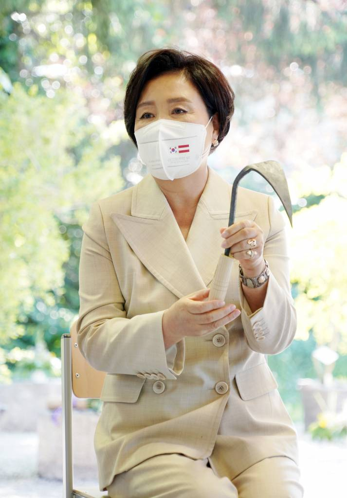  [비엔나(오스트리아)=뉴시스]박영태 기자 = 문재인 대통령과 오스트리아를 국빈 방문중인 김정숙 여사가 14일(현지시간) 오스트리아 비엔나대학 식물원을 방문, 식물원에 선물 할 호미를 설명하고 있다.  2021.06.15. since1999@newsis.com