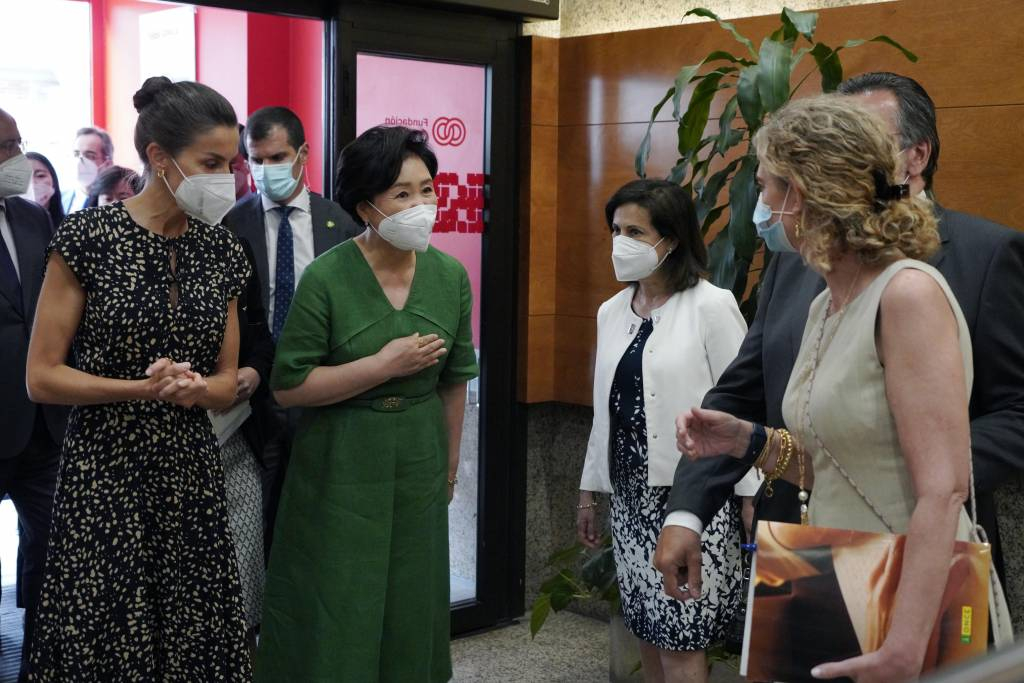  [마드리드(스페인)=뉴시스]박영태 기자 = 문재인 대통령과 스페인을 국빈 방문 중인 김정숙 여사와 레티시아 오르티스 로카솔라노 스페인 왕비가 16일(현지시간) 국립시각장애인기구 온세(ONSE) 재단을 방문하고 있다. 2021.6.16. since1999@newsis.com