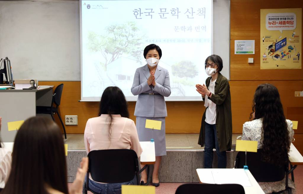  [바르셀로나(스페인)=뉴시스]박영태 기자 = 문재인 대통령과 함께 스페인을 국빈 방문 중인 김정숙 여사가 17일(현지시간) 스페인 바르셀로나 세종학당에서 인사말을 하고 있다. 2021.06.17. since1999@newsis.com