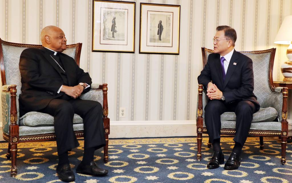  [워싱턴=뉴시스]추상철 기자 = 문재인 대통령이 22일 오전(현지시간) 미국 워싱턴 시내 한 호텔에서 윌튼 그레고리 추기경 겸 워싱턴 대주교를 면담하고 있다. 2021.05.22. scchoo@newsis.com