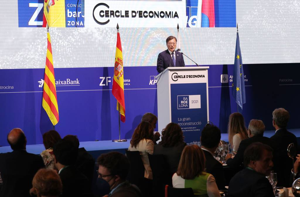  [바르셀로나(스페인)=뉴시스]박영태 기자 = 스페인을 국빈 방문 중인 문재인 대통령이 16일(현지시간) 스페인 바르셀로나 W호텔에서 열린 경제인협회 연례포럼 및 개막만찬에 참석해 연설하고 있다. 2021.06.17. since1999@newsis.com