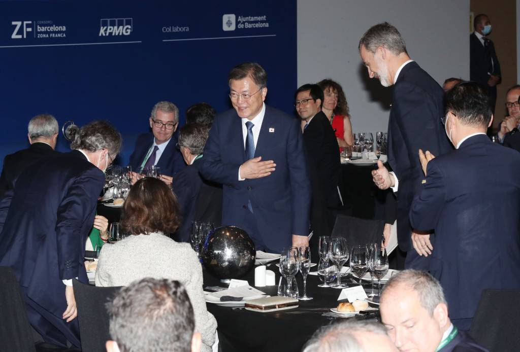  [바르셀로나(스페인)=뉴시스]박영태 기자 = 스페인을 국빈 방문 중인 문재인 대통령이 16일(현지시간) 스페인 바르셀로나 W호텔에서 열린 경제인협회 연례포럼 및 개막만찬에 펠리페 6세 국왕과 함께 참석하고 있다. 2021.06.17. since1999@newsis.com