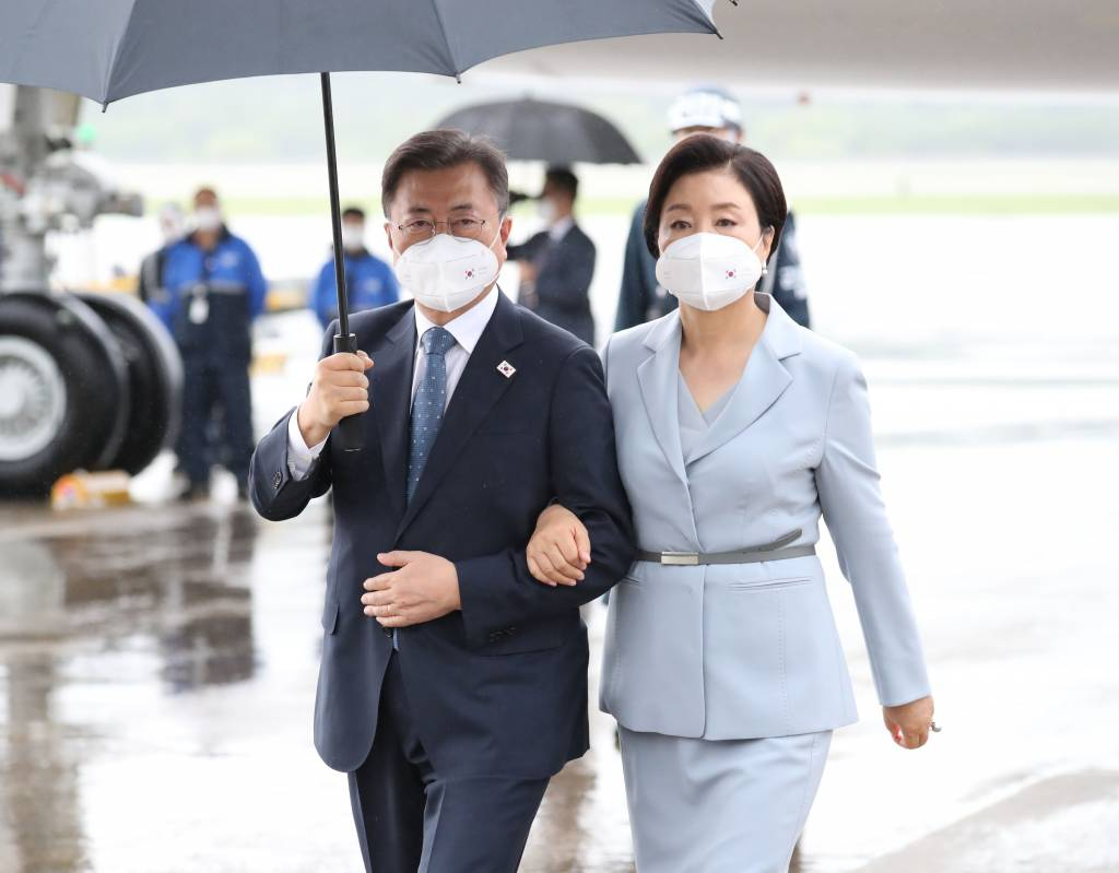  [성남=뉴시스]박영태 기자 = 영국 G7 정상회의와 오스트리아, 스페인 국빈 방문을 마친 문재인 대통령과 김정숙 여사가 18일 경기도 성남시 서울공항에 도착, 전용기에서 내리고 있다. 2021.06.18. since1999@newsis.com