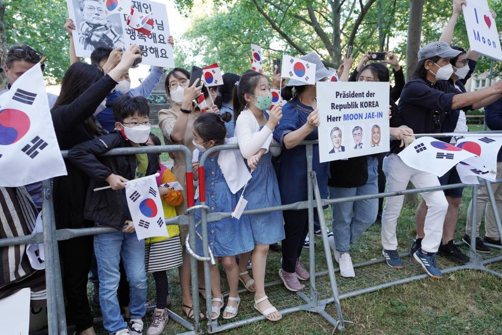  [비엔나(오스트리아)=뉴시스]박영태 기자 = 13일 오후(현지시간) 오스트리아 비엔나에서 교민들이 오스트리아를 국빈 방문한 문재인 대통령과 김정숙 여사를 환영하고 있다. 2021.06.14. since1999@newsis.com