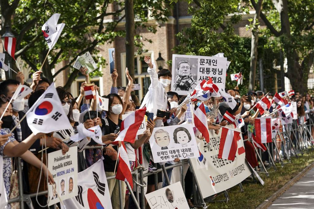  [비엔나(오스트리아)=뉴시스]박영태 기자 = 문재인 대통령이 오스트리아를 국빈 방문 중인  15일(현지시간) 오스트리아 비엔나에서 교민들이 숙소를 나서는 문재인 대통령 내외를 환송하고 있다. 2021.06.15. since1999@newsis.com