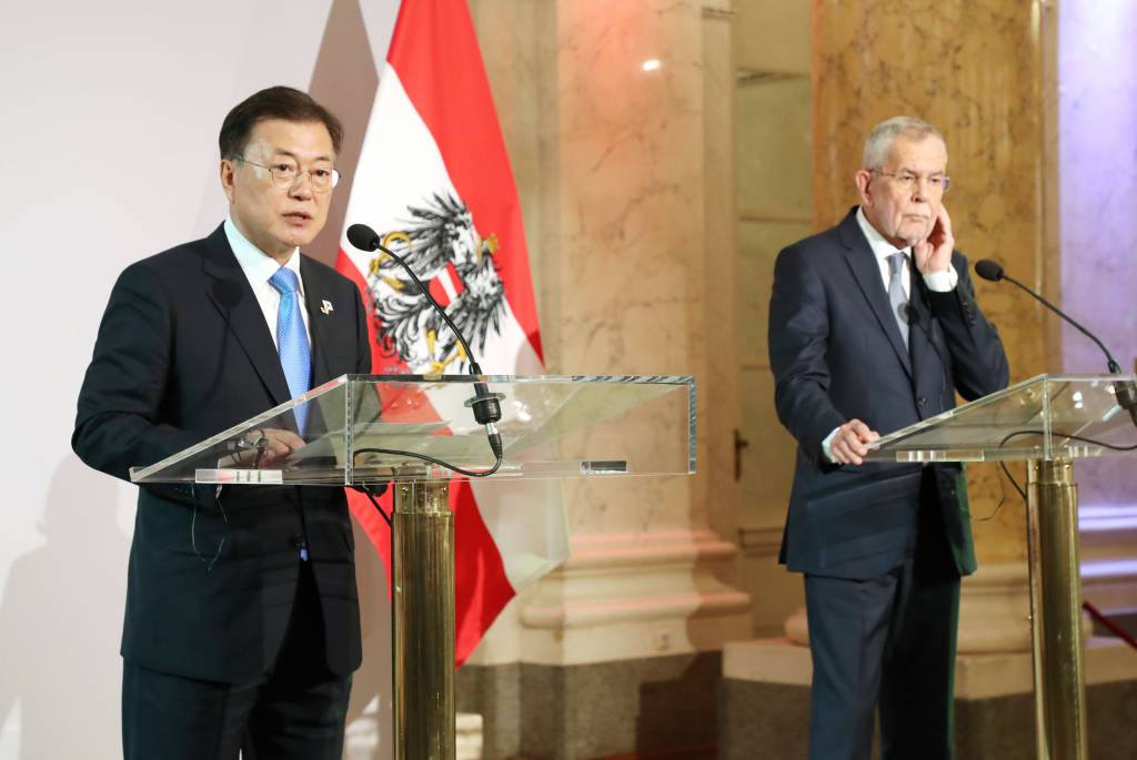  [비엔나(오스트리아)=뉴시스]박영태 기자 = 오스트리아를 국빈 방문중인 문재인 대통령이 14일(현지시간) 비엔나 호프부르크궁에서 알렉산더 판 데어 벨렌 대통령과 정상회담을 마친 뒤 공동기자회견을 하고 있다. 2021.06.14. since1999@newsis.com