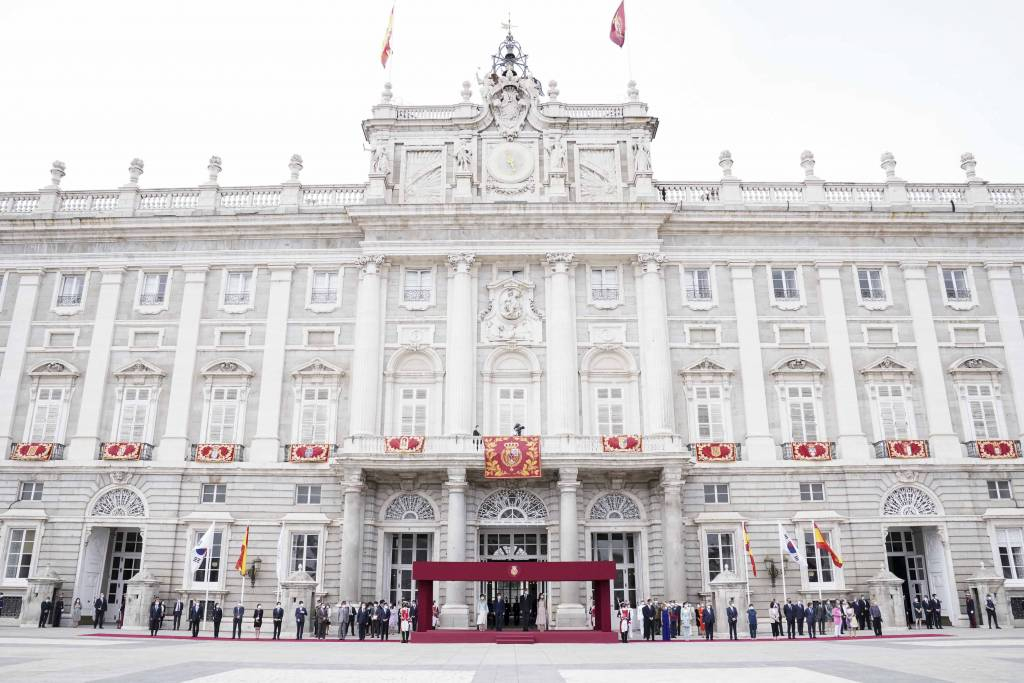  [마드리드(스페인)=뉴시스]박영태 기자 = 스페인을 국빈 방문 중인 문재인 대통령과 김정숙 여사가 15일(현지시간) 스페인 마드리드왕궁에서 열린 공식 환영식에 참석해 왕실 근위대 및 기마병의 분열을 보고 있다. 2021.06.16. since1999@newsis.com