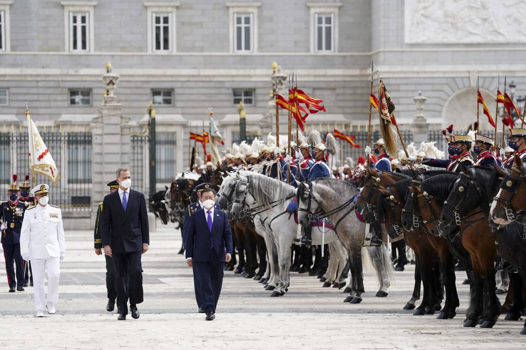  [마드리드(스페인)=뉴시스]박영태 기자 = 스페인을 국빈 방문 중인 문재인 대통령이 15일(현지시간) 스페인 마드리드왕궁에서 열린 공식 환영식에 참석해 펠리페 6세 스페인 국왕과 함께 의장대 사열을 받고 있다. 2021.06.16. since1999@newsis.com