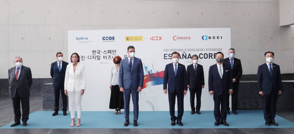  [마드리드(스페인)=뉴시스]박영태 기자 = 스페인을 국빈 방문 중인 문재인 대통령이 16일(현지시간) 스페인 마드리드 상공회의소에서 열린 한-스페인 그린 디지털 비즈니스 서밋에 참석, 페드로 산체스 총리(앞줄 왼쪽 세번째), 문승욱 산업통상자원부 장관(오른쪽), 박용만 경협위원장(앞줄 오른쪽 두 번째) 등 참석자들과 기념촬영을 하고 있다. 2021.06.16. since1999@newsis.com