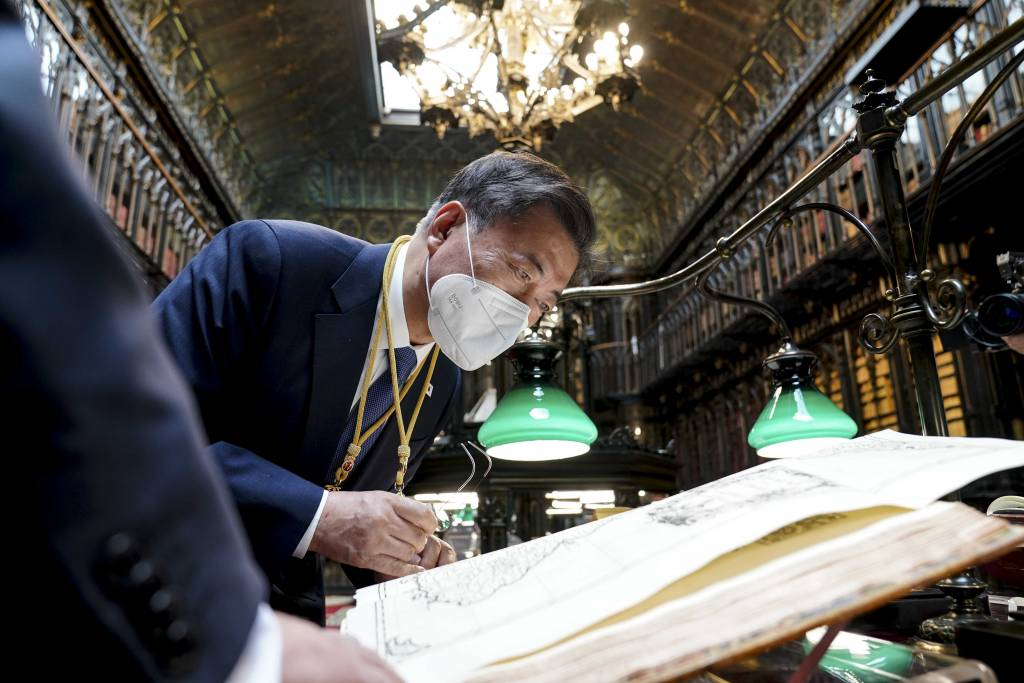  [마드리드(스페인)=뉴시스]박영태 기자 = 스페인을 국빈 방문 중인 문재인 대통령이 16일(현지시간) 스페인 마드리드 상원의사당에서  상·하원 합동 연설을 마친 후 상원 도서관을 방문. '조선왕국전도'를 살펴보고 있다. 2021.06.17 since1999@newsis.com