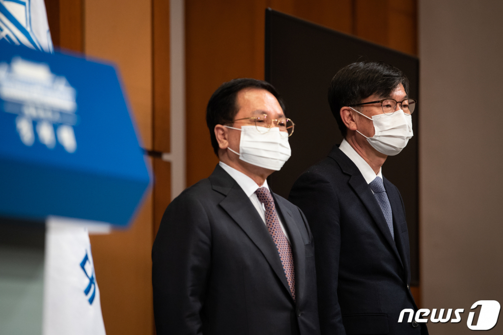 김상조 전 청와대 정책실장(오른쪽)이 지난 3월29일 청와대 브리핑룸에서 이호승 신임 정책실장의 인사말을 경청하고 있다. 왼쪽은 유영민 비서실장  문재인 대통령은 이날 김상조 청와대 정책실장을 교체하고 후임에 이호승 경제수석을 임명했다. /사진=뉴스1