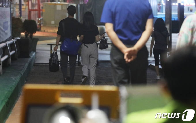 18일 오후 부산 수영구 민락수변공원을 찾은 방문객들이 음식을 든채 발걸음을 돌리고 있다. 이날부터 민락수변공원은 코로나19 확산 방지를 위해 음주 및 취식을 금지한다. 2021.6.18/뉴스1 © News1 여주연 기자