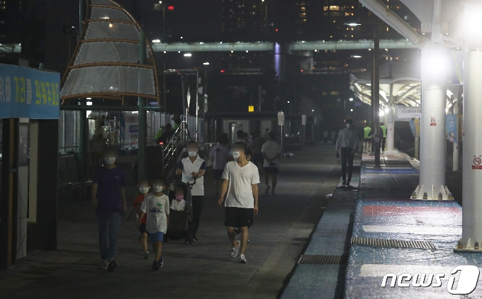 18일 오후 부산 수영구 민락수변공원이 한산한 모습을 보이고 있다. 이날부터 민락수변공원은 코로나19 확산 방지를 위해 음주 및 취식을 금지한다. 2021.6.18/뉴스1 © News1 여주연 기자