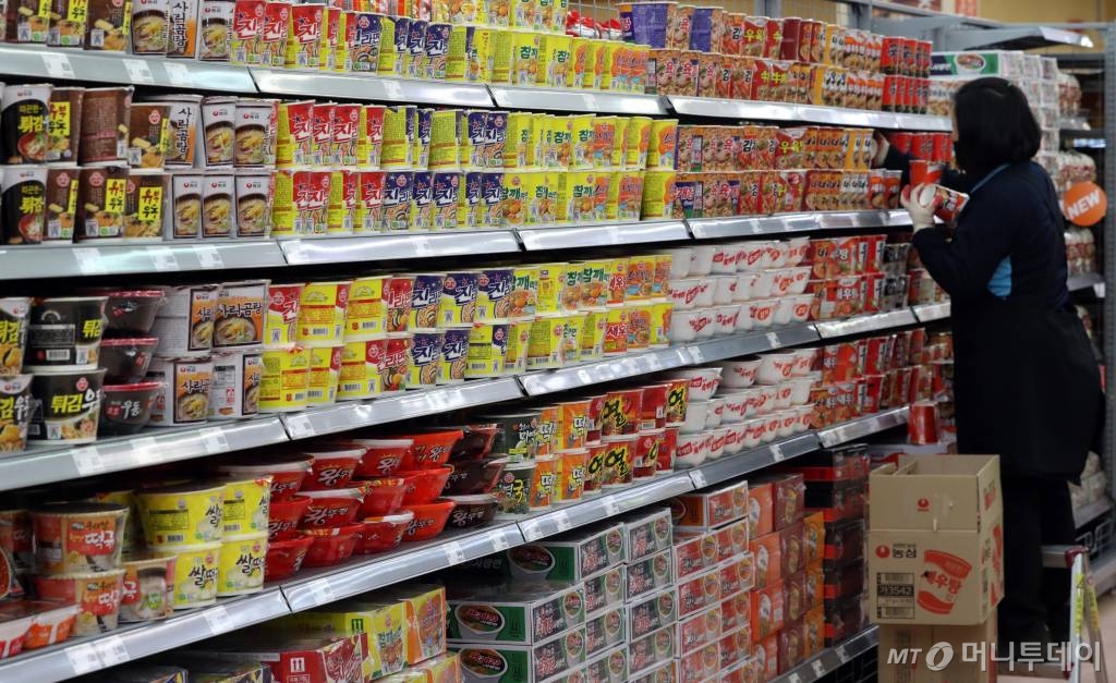 2월25일 서울의 한 대형마트에 라면이 진열돼 있다./사진=이기범 기자 /사진=이기범 기자 leekb@