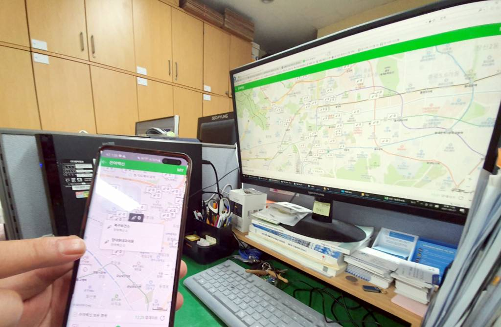  광주 북구 북구청 직원이 휴대전화로 백신 잔여분 현황을 살펴보고 있다. /사진=뉴시스(광주 북구청 제공)