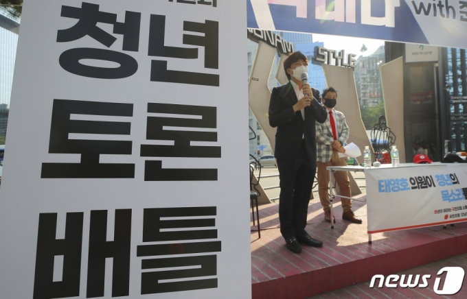 (서울=뉴스1) 이동해 기자 = 이준석 국민의힘 대표가 20일 오후 서울 강남역 인근을 찾아 인사말을 하고 있다. 이날 행사는 강남갑 당원협의회(위원장 태영호 의원)에서 기획했던 '청국장, 청년이 바라는 국민의힘 소통의장' 프로젝트에 이 대표가 참여 의사를 표명하면서 이뤄졌다. 2021.6.20/뉴스1  