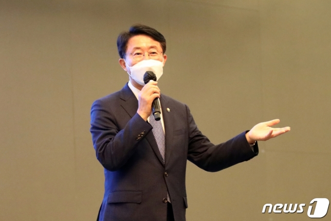 조정식 더불어민주당 의원이 이달 11일 제주한라대학교 컨벤션센터 대강당에서 열린 이재명 경기도지사의 지지모임인 제주민주평화광장 출범식에서 발언하고 있다. / 사진제공=뉴스1