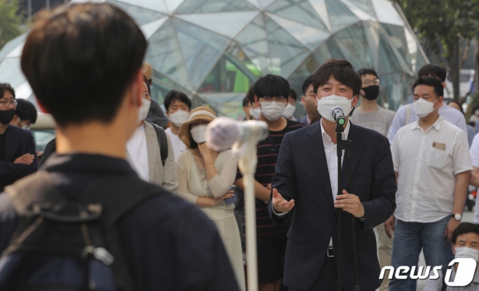 (서울=뉴스1) 이동해 기자 = 이준석 국민의힘 대표가 20일 오후 서울 강남역 인근을 찾아 청년들의 의견을 경청하고 있다. 이날 행사는 강남갑 당원협의회(위원장 태영호 의원)에서 기획했던 '청국장, 청년이 바라는 국민의힘 소통의장' 프로젝트에 이 대표가 참여 의사를 표명하면서 이뤄졌다. 2021.6.20/뉴스1  