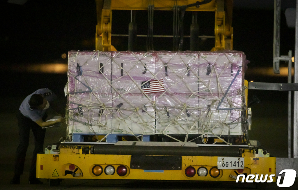 (서울=뉴스1) 사진공동취재단 = 미국 정부가 제공한 존슨앤드존슨사의 신종 코로나바이러스감염증(코로나19) 얀센 백신을 실은 공군 다목적 공중급유수송기 'KC-330'이 지난 5일 경기도 성남시 서울공항에 도착해 관계자들이 세관검사를 하고 있다. 2021.6.6/뉴스1  